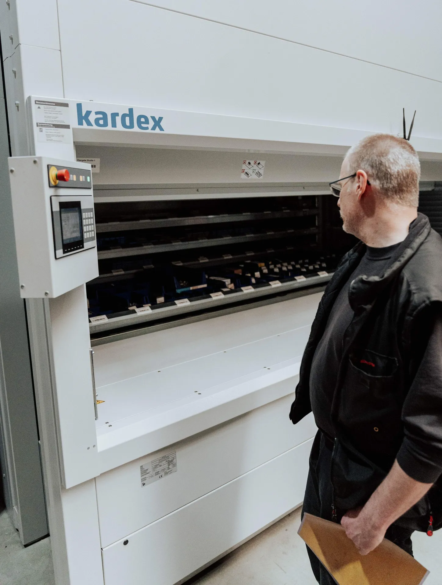 Kardex Lager: strukturierte Lagerhaltung, schneller Zugriff und transparente Bestände für reibungslose Abläufe in der Fertigung.